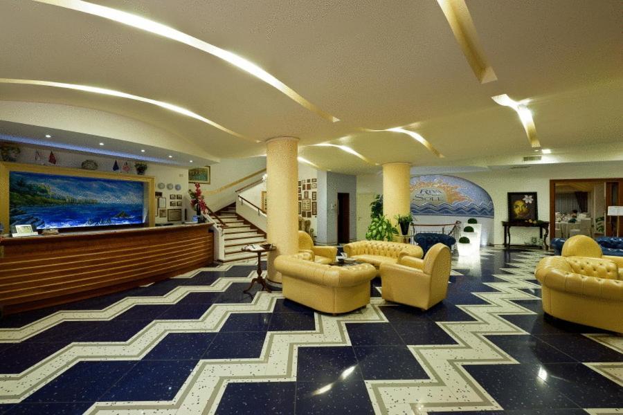 Hotel Riva Del Sole เชฟาลู ภายนอก รูปภาพ