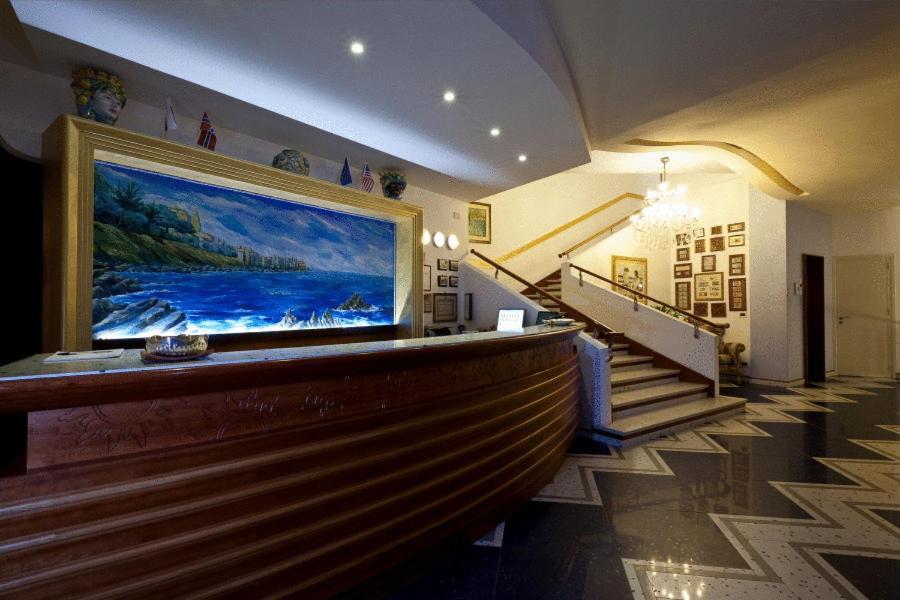 Hotel Riva Del Sole เชฟาลู ภายนอก รูปภาพ