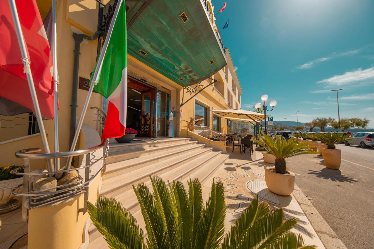 Hotel Riva Del Sole เชฟาลู ภายนอก รูปภาพ