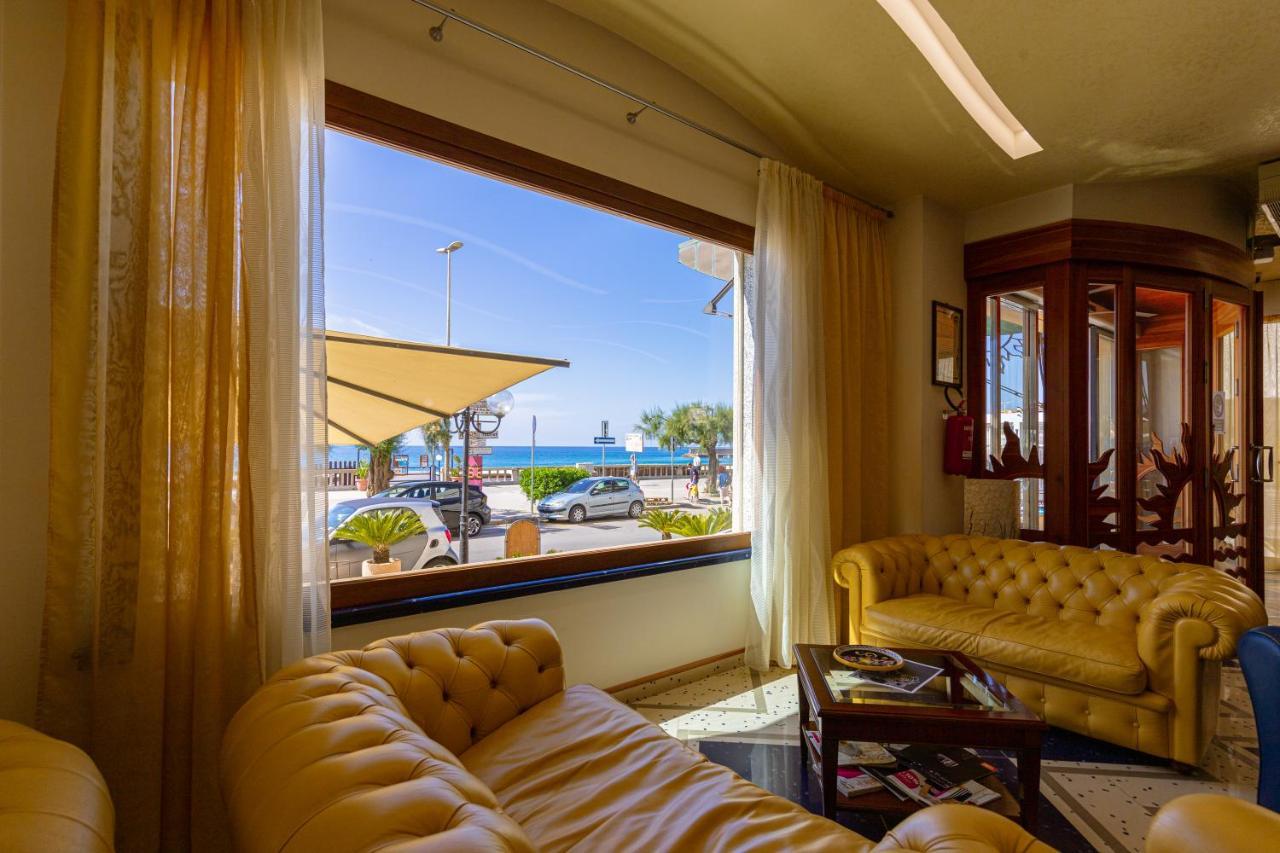Hotel Riva Del Sole เชฟาลู ภายนอก รูปภาพ
