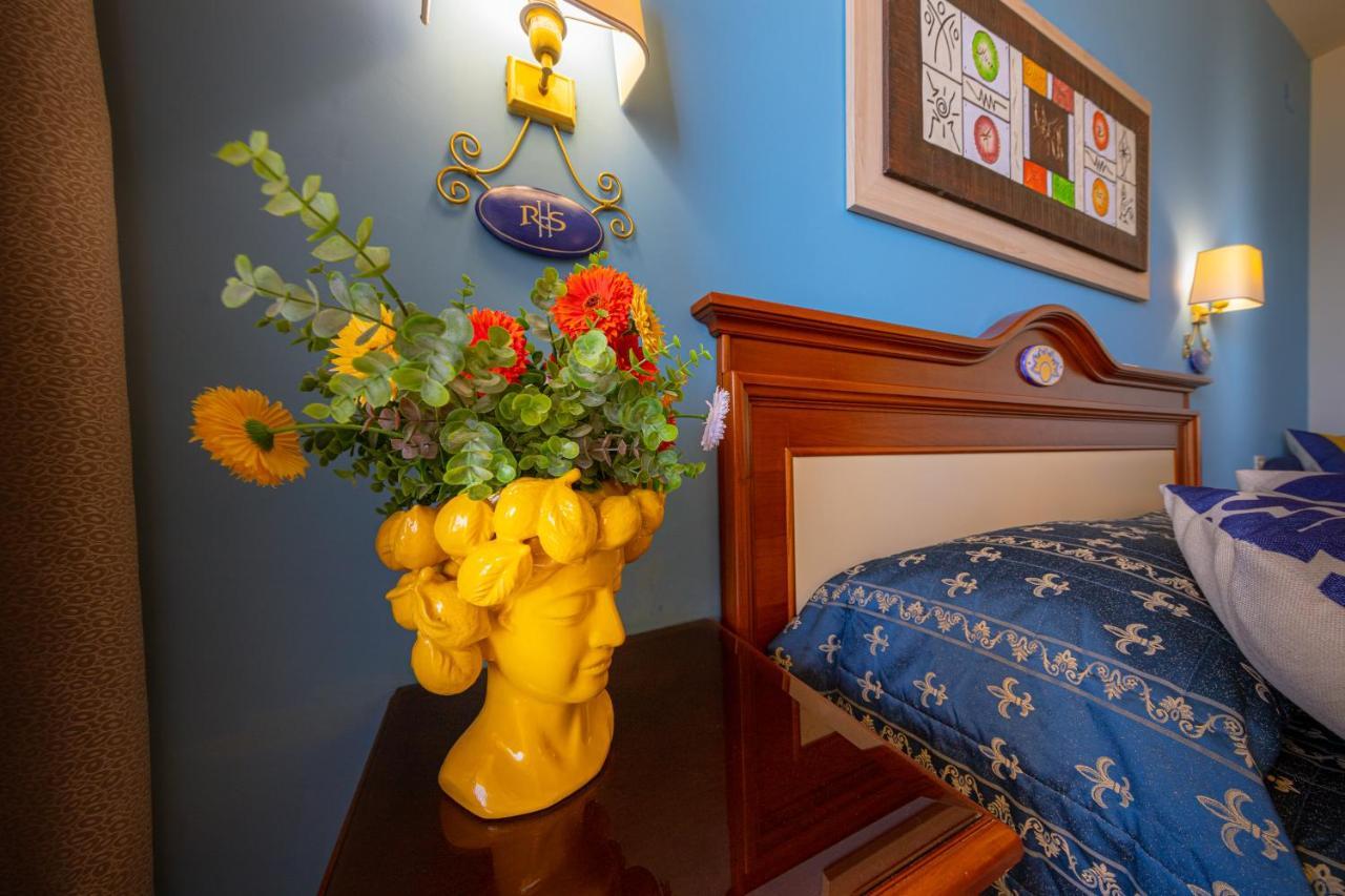 Hotel Riva Del Sole เชฟาลู ภายนอก รูปภาพ