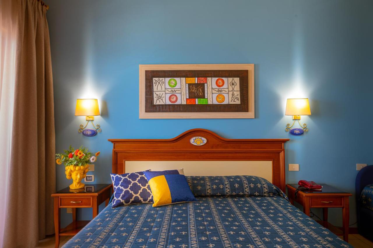 Hotel Riva Del Sole เชฟาลู ภายนอก รูปภาพ