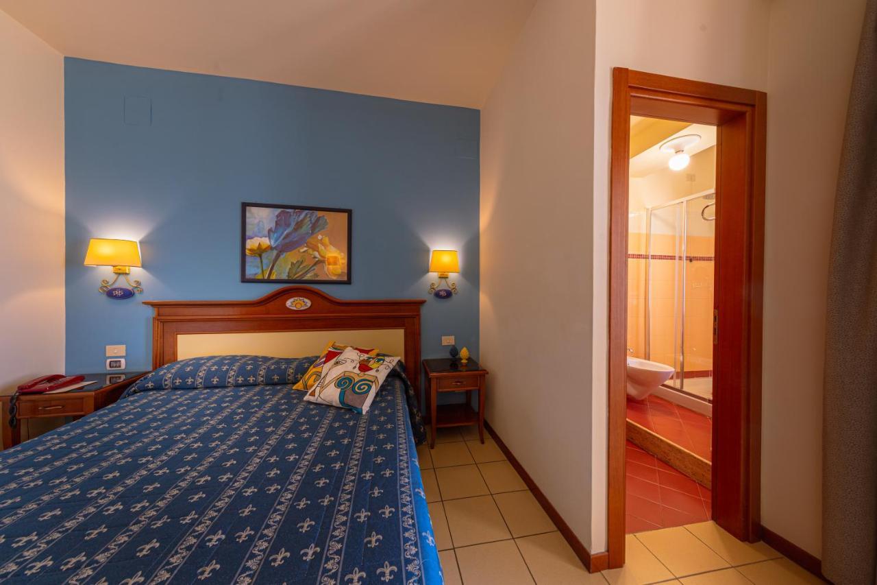 Hotel Riva Del Sole เชฟาลู ภายนอก รูปภาพ