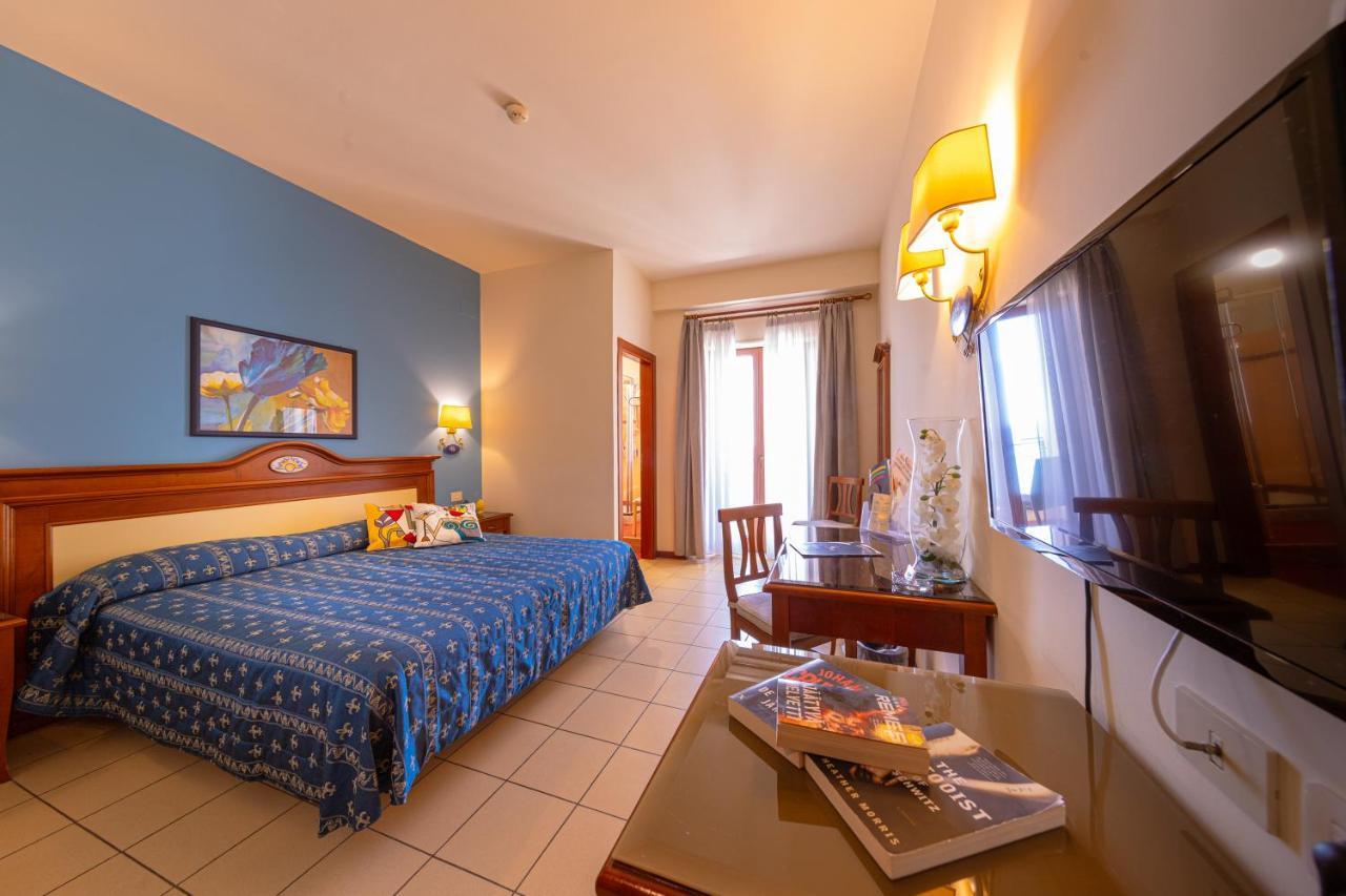 Hotel Riva Del Sole เชฟาลู ภายนอก รูปภาพ