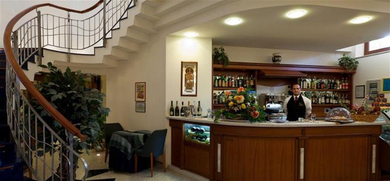 Hotel Riva Del Sole เชฟาลู ภายนอก รูปภาพ