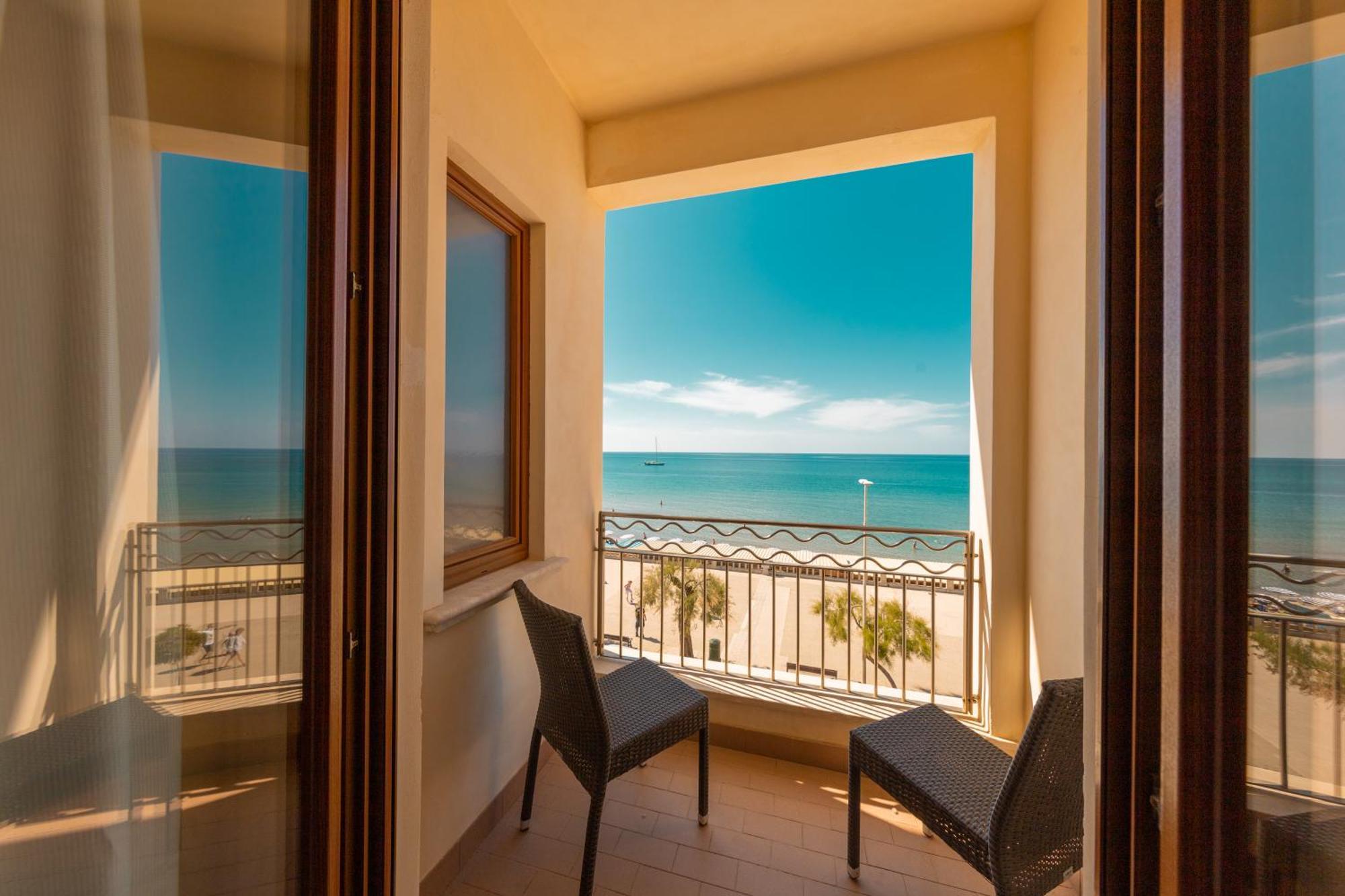 Hotel Riva Del Sole เชฟาลู ภายนอก รูปภาพ