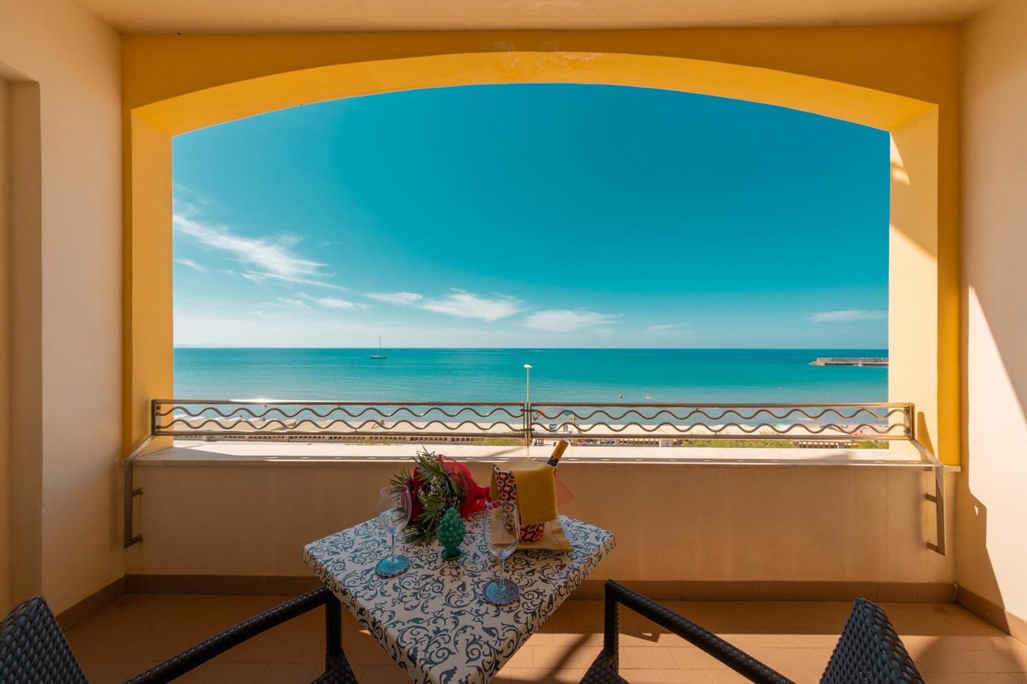 Hotel Riva Del Sole เชฟาลู ภายนอก รูปภาพ