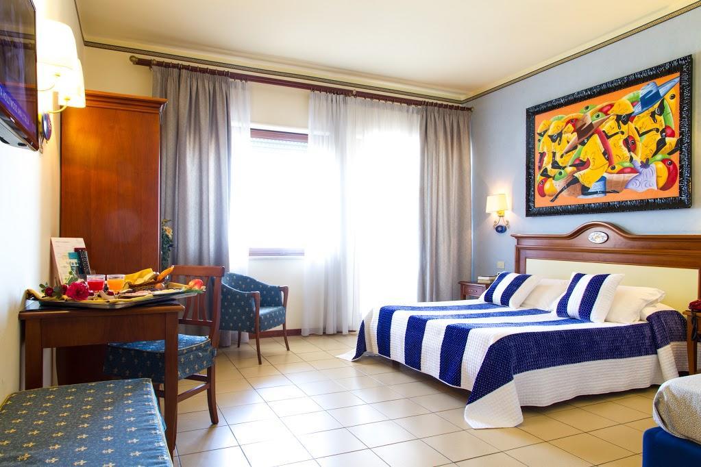 Hotel Riva Del Sole เชฟาลู ภายนอก รูปภาพ