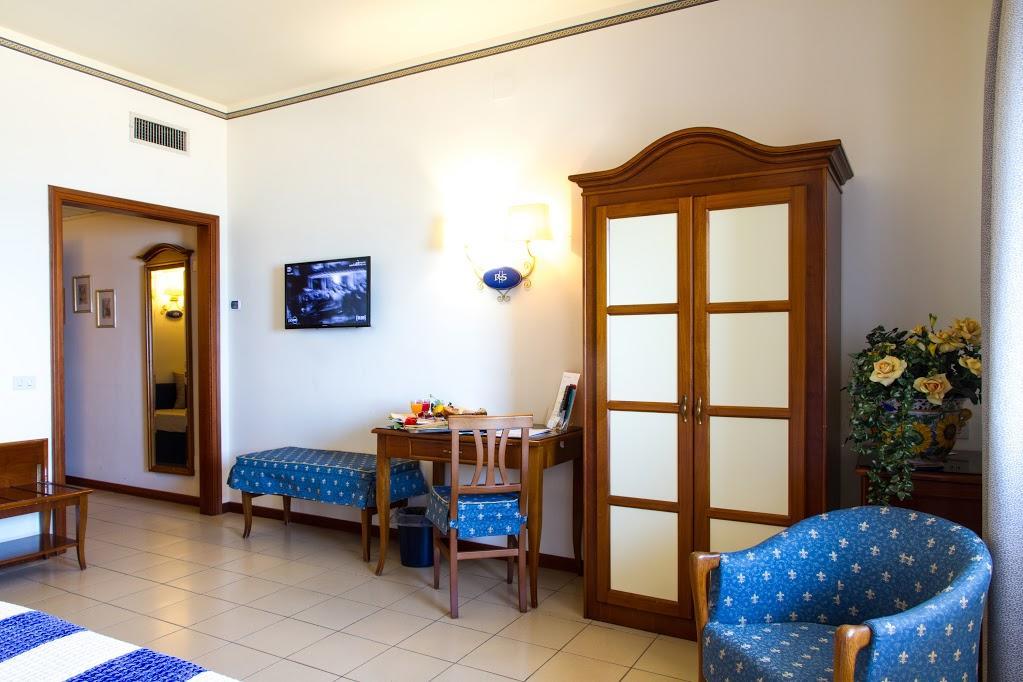 Hotel Riva Del Sole เชฟาลู ภายนอก รูปภาพ