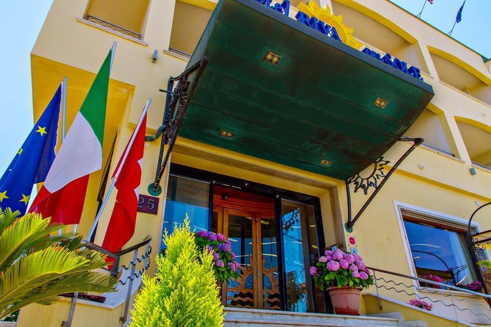 Hotel Riva Del Sole เชฟาลู ภายนอก รูปภาพ