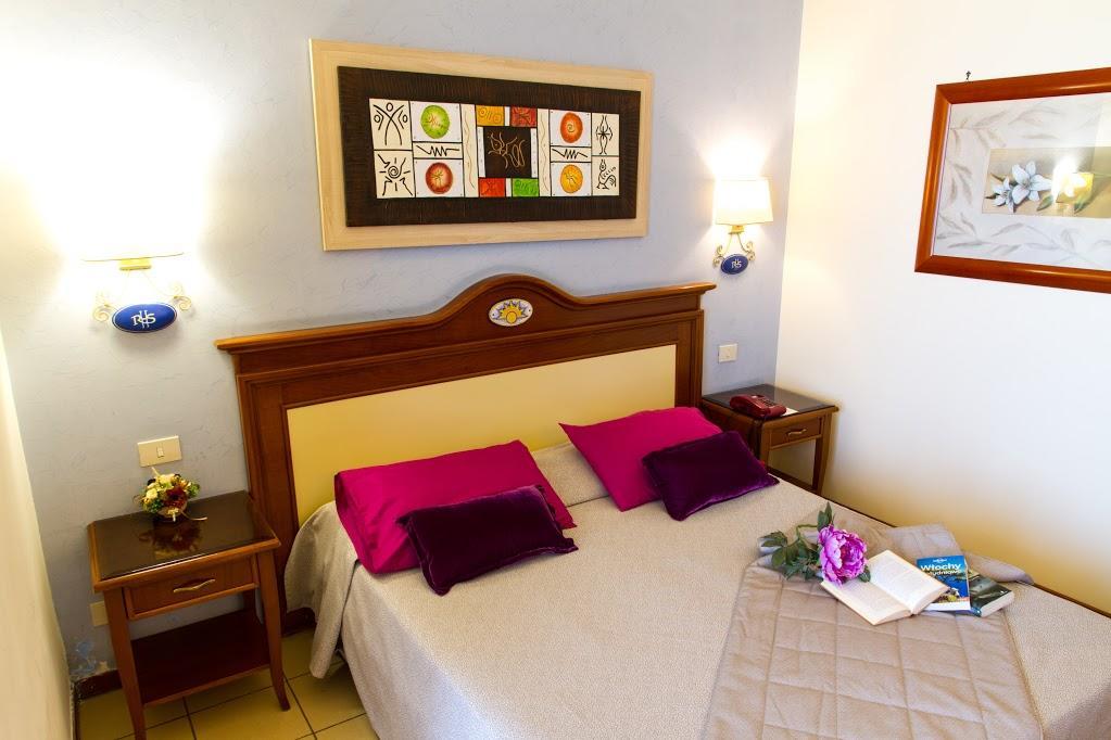 Hotel Riva Del Sole เชฟาลู ภายนอก รูปภาพ