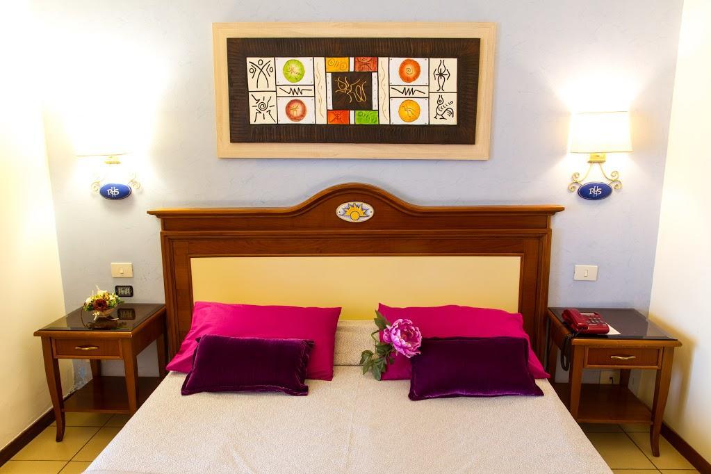 Hotel Riva Del Sole เชฟาลู ภายนอก รูปภาพ