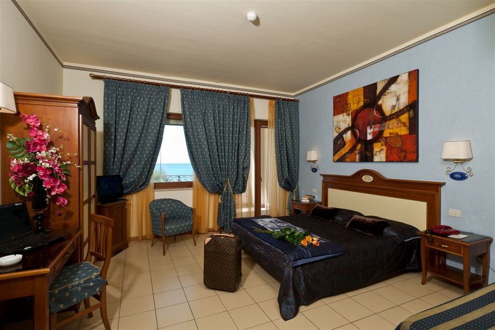 Hotel Riva Del Sole เชฟาลู ภายนอก รูปภาพ