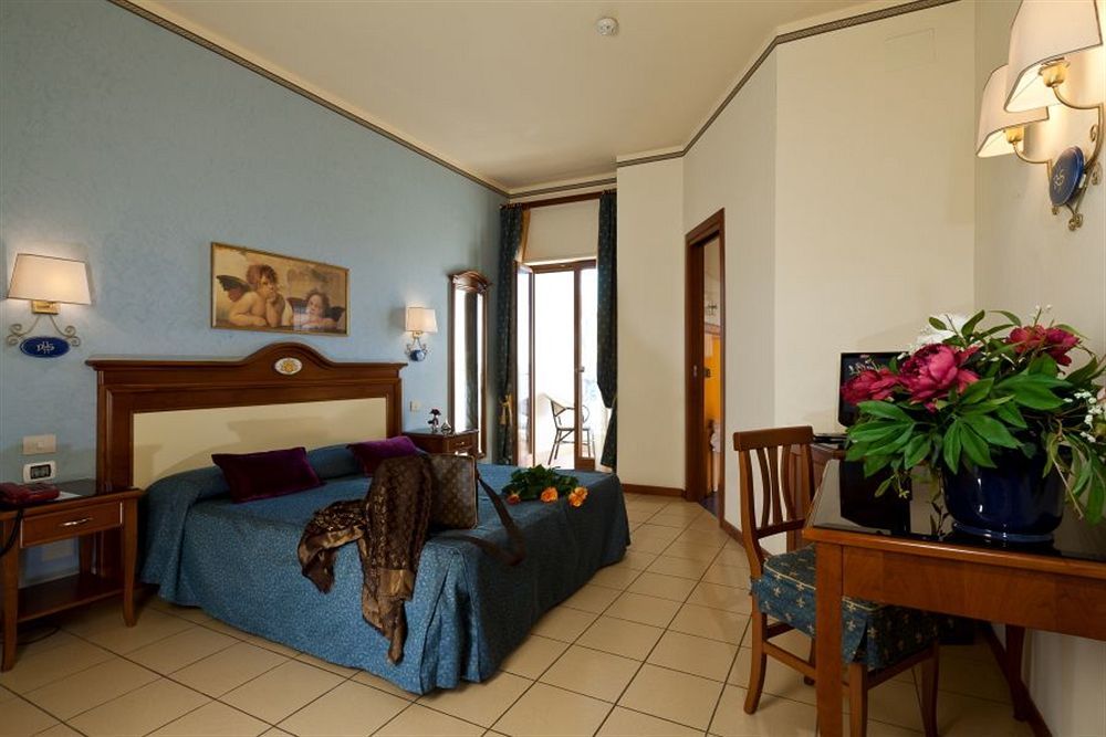 Hotel Riva Del Sole เชฟาลู ภายนอก รูปภาพ