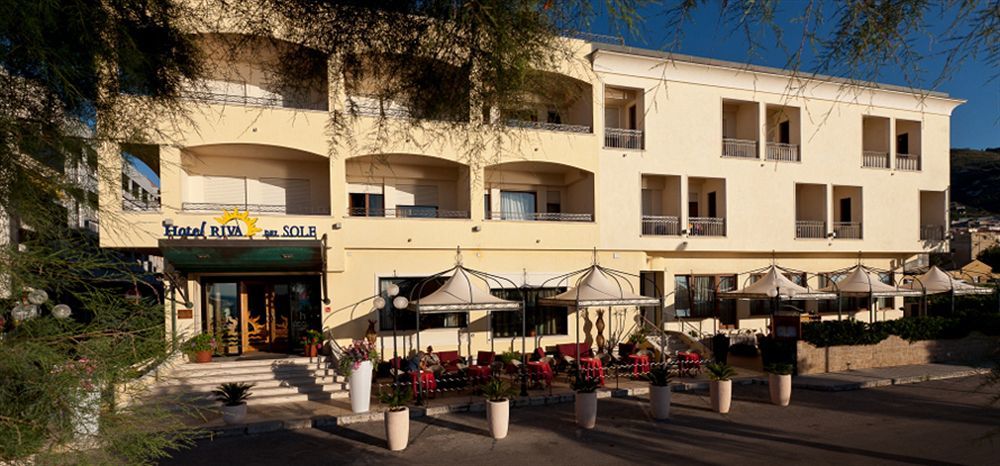 Hotel Riva Del Sole เชฟาลู ภายนอก รูปภาพ
