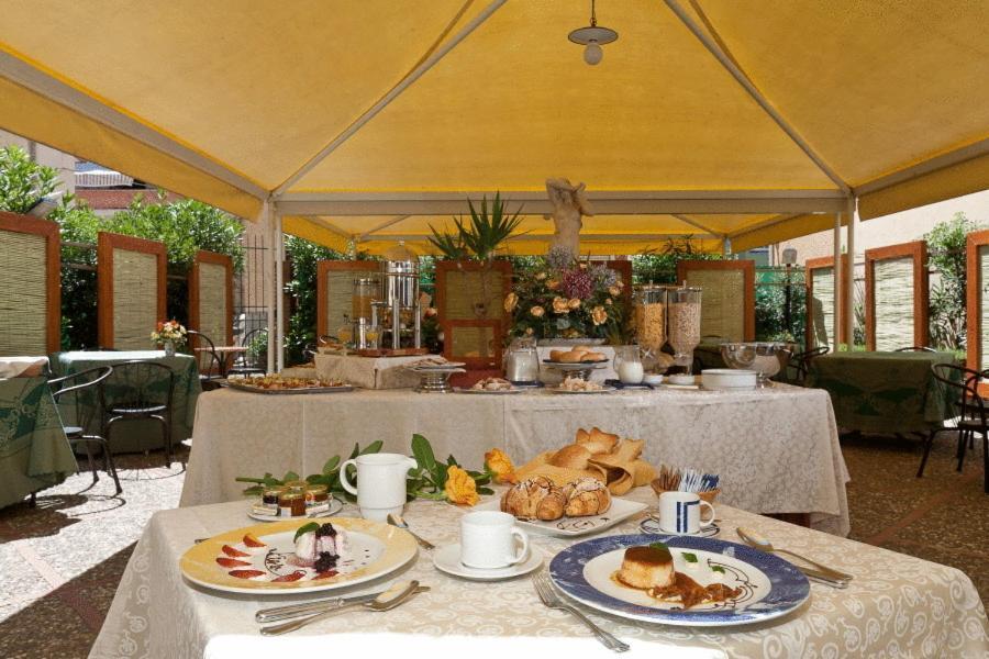 Hotel Riva Del Sole เชฟาลู ภายนอก รูปภาพ